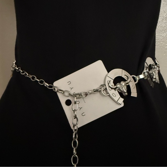 Silver tone metallic horse shoe bull head accents chain belt - Picture 4 of 9